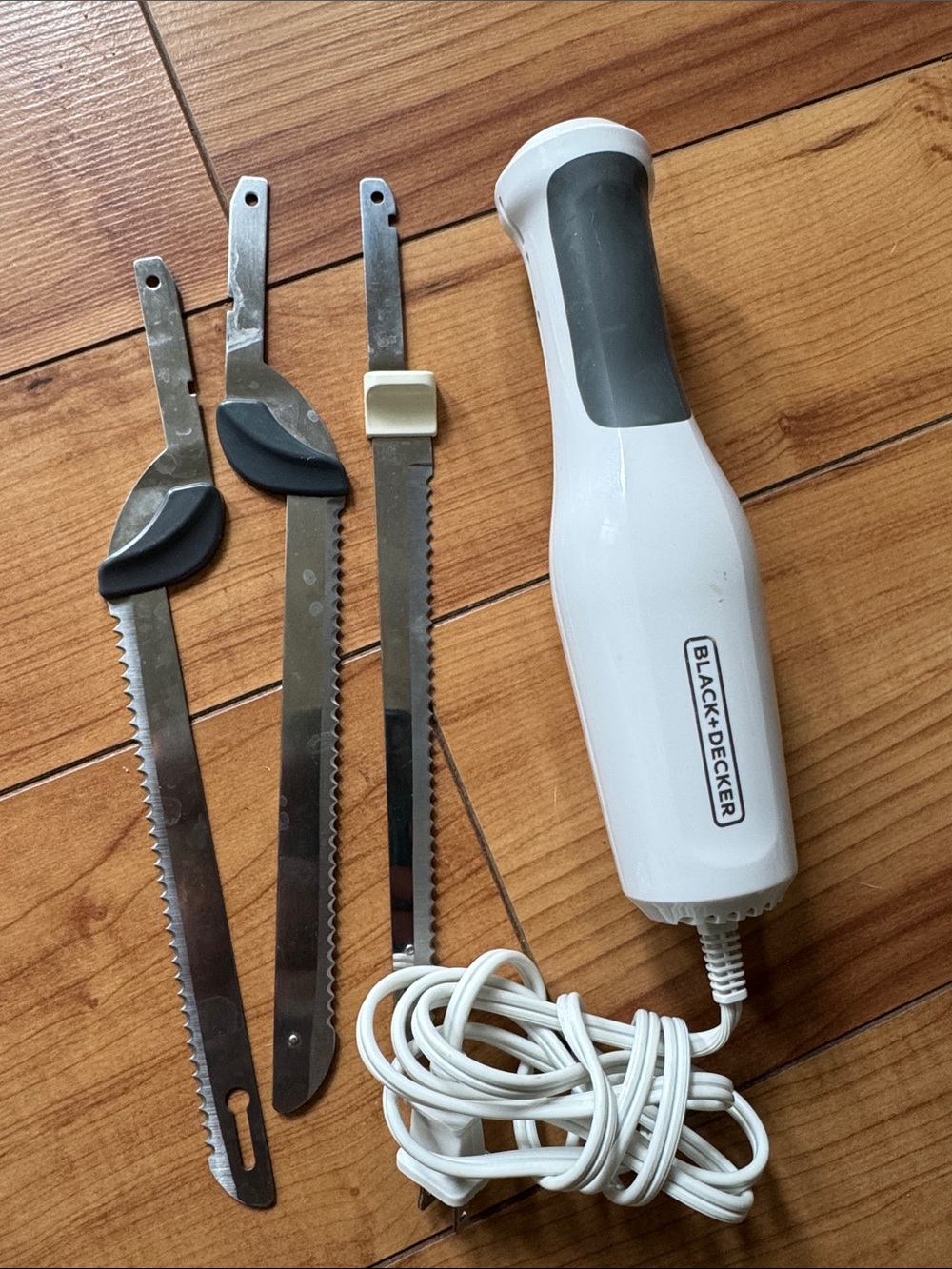 Black & Decker White and Gray Electric Carving Knife with Three Serrated Blades